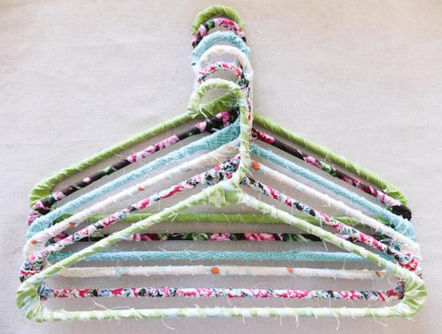 衣架生锈了别着急扔,教你用家里的旧衣服和绳子改造,好看还实用