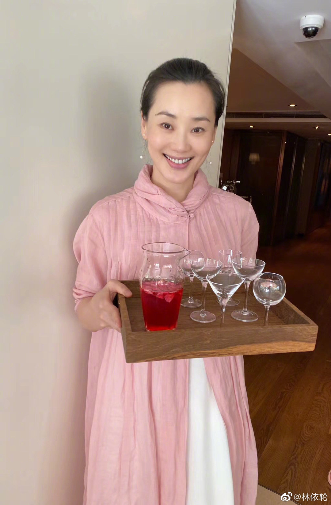 妻子罕露面,撞脸许晴气质端庄,曾是名模助男方成过亿富豪|林依轮|西华
