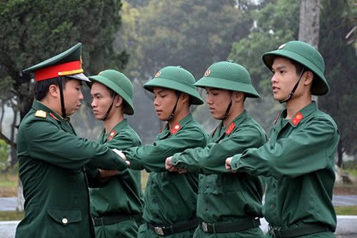 队列训练不能少越南人民军新兵训练时有种愁眉苦脸的感觉