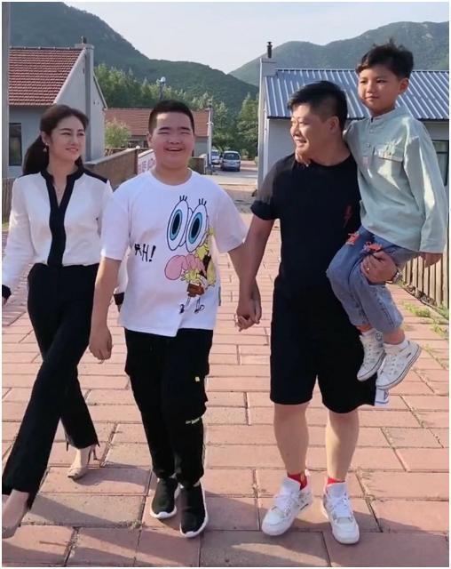 《乡村爱情》谢腾飞近照曝光,亲爸竟是同一剧中的