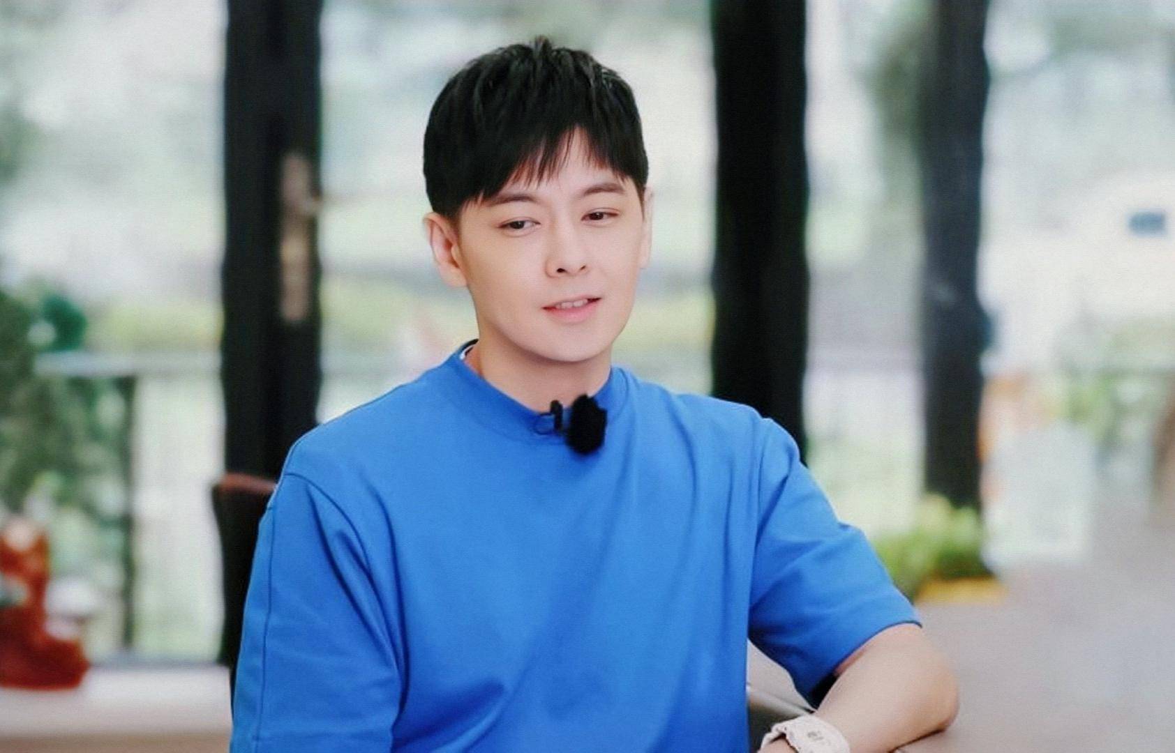 45岁林志颖现身夜市录节目,遭路人灵魂大拷问:你怎么都不会变老