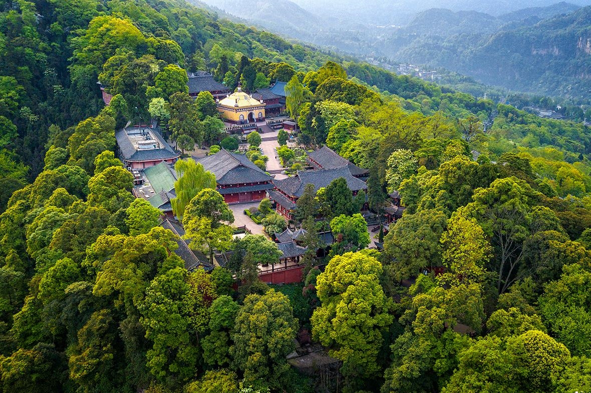 峨眉山寺院风景图片