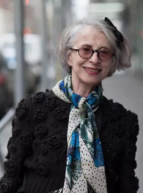 50岁后女人不要老染发了,学这些奶奶们这样打理发型