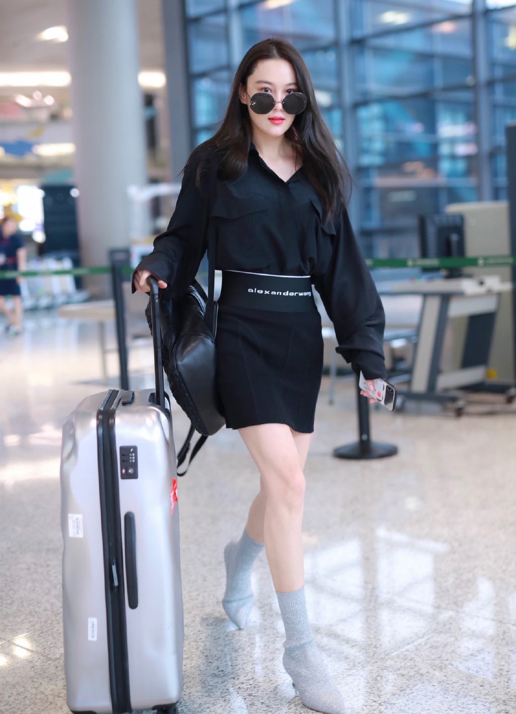 张馨予还是低调不起来穿金链衬衫配牛仔短裤尽显不羁帅气