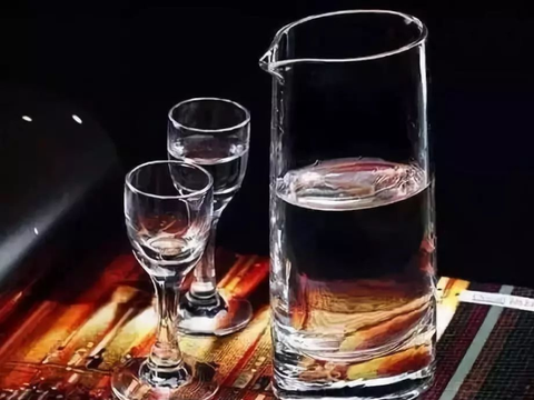 好酒是空杯留香,而且留香持久,所以我们辨别白酒,可以将盛过酒的杯子