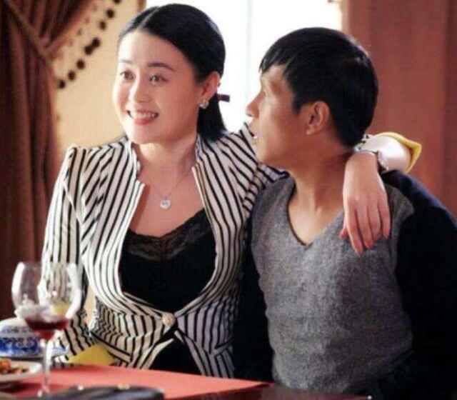 因漂亮被赵本山看中,师傅捧了她16年,如今37岁依然单身