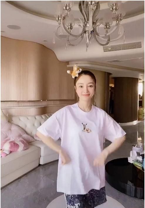 38岁李小璐家中跳舞豪宅内景一览无余