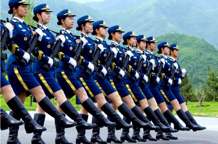 女兵为啥要穿高筒皮靴?不仅是为了漂亮,关键还有这功能!