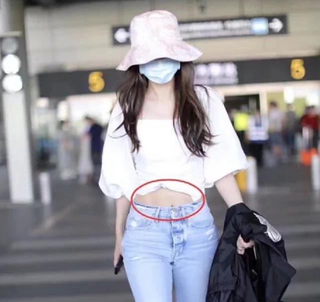 baby穿露脐装,看到她肚上"妊辰纹",谁还敢说小海绵非亲生