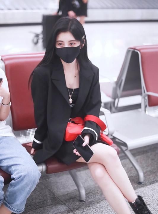 鞠婧祎外穿黑色小西装,搭一款黑色裙子,可爱女生也可以很酷!