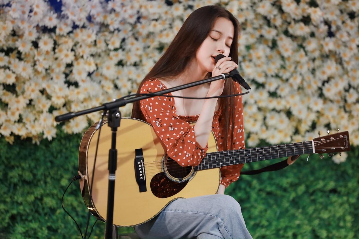 欧阳娜娜直播唱歌迎接20岁,坐姿变熟女,握话筒动作越来越女人