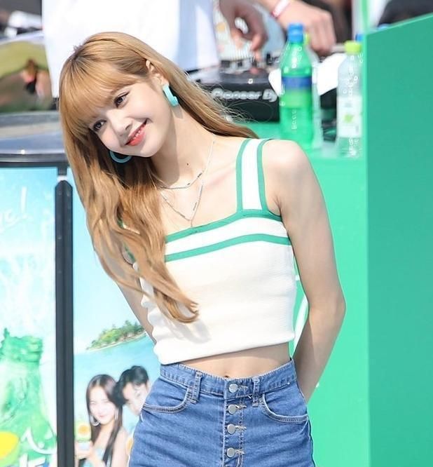 上帝偷偷地吻了一下lisa的腰部.当她穿上吊带时