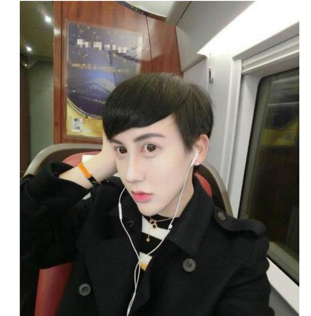 那个靠"蛇精脸"红遍全网的刘梓晨,因太帅被富婆追求