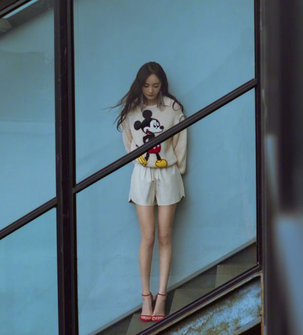 都说杨幂的腿美,看了李沁的"透光腿",才知什么是真正的腿玩年