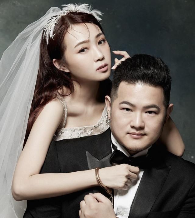 在被成功求婚后,丫头于5月底与圈外男友王惟立登记结婚.