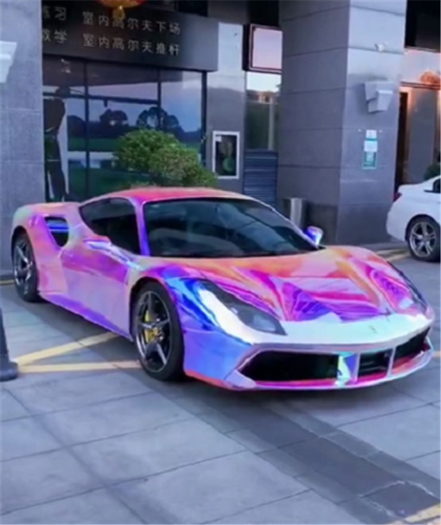 贴膜极光色法拉利488落地380万车身每个角度都是七彩色