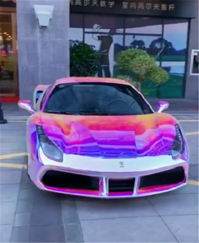 贴膜极光色法拉利488落地380万车身每个角度都是七彩色