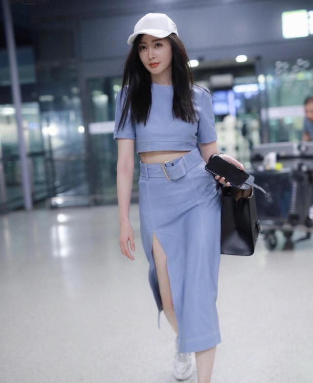 张天爱"作了",穿白t恤配牛仔裤再披白色头纱,是拍婚纱照吗?