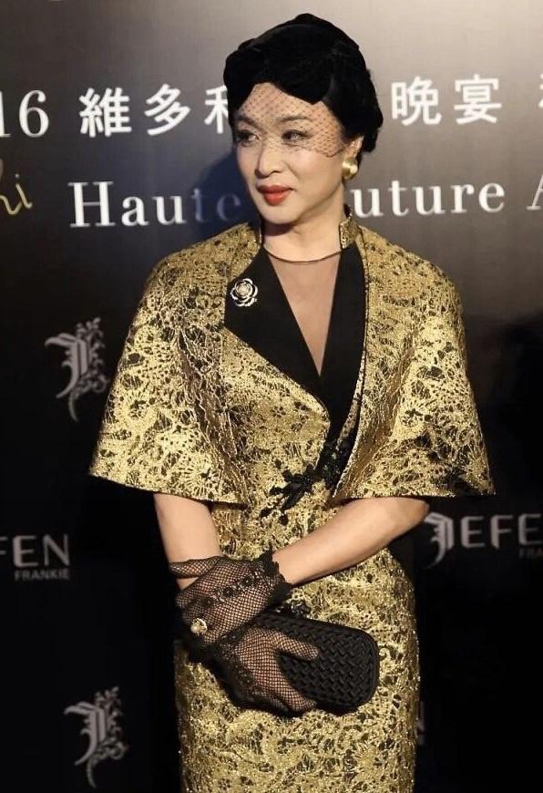 金星真是年纪越大越狂野,金色旗袍雍容华贵,完美身材哪像53岁