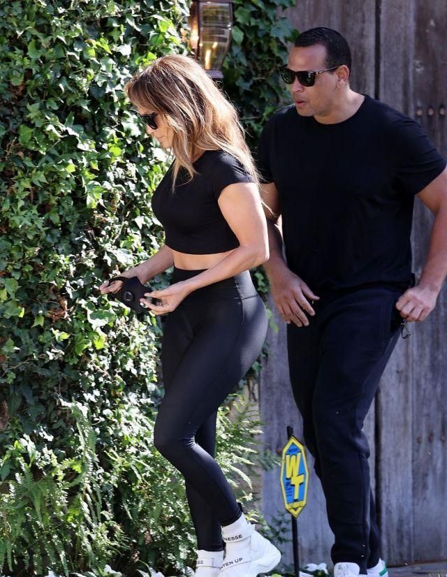 詹妮弗洛佩兹穿无痕裤曲线有致显健美风情男友高大威猛有气势