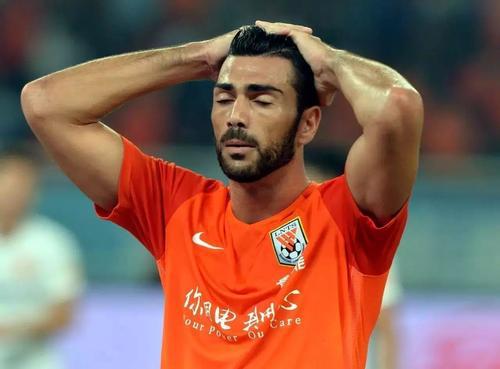 佩莱一个举动暗示他可能会留下新赛季他仍是鲁能的大杀器