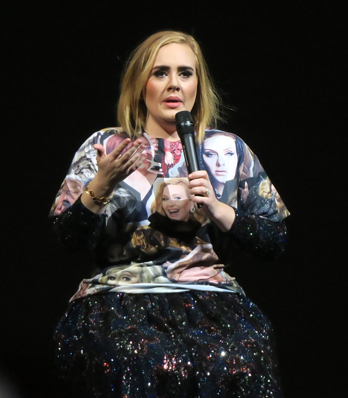 离婚打击太大英国歌手阿黛尔首次露面网友直呼瘦到认不出