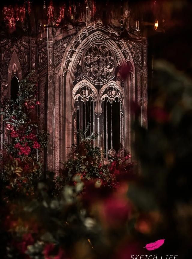 婚礼配色哥特式所追求的是暗色调,婚礼以黑,红为主基调,当冷艳的黑