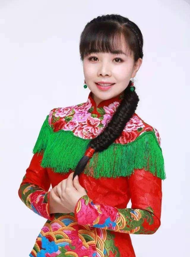 国家一级演员王二妮,放弃名利回农村,如今日常放牛带娃,值吗?