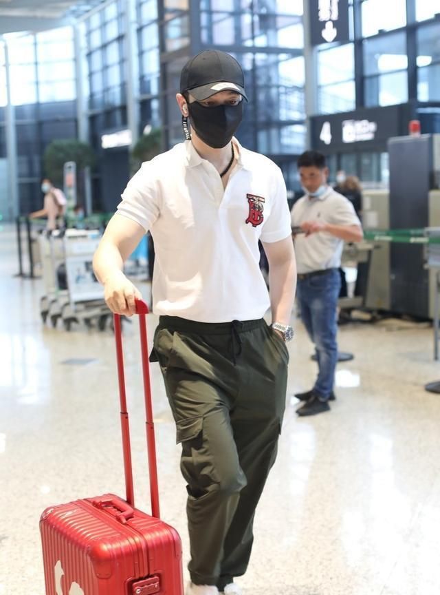 黄晓明这么穿年轻许多,polo衫配工装裤绅士减龄