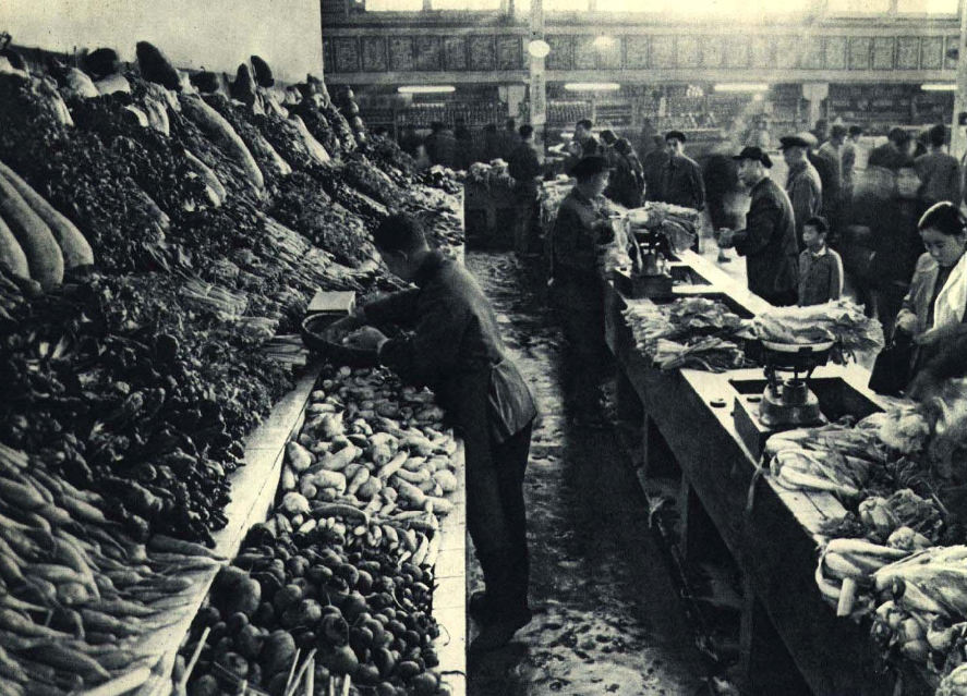 老照片 1962年的北京蔬菜水果市场 那年北京人好有口福