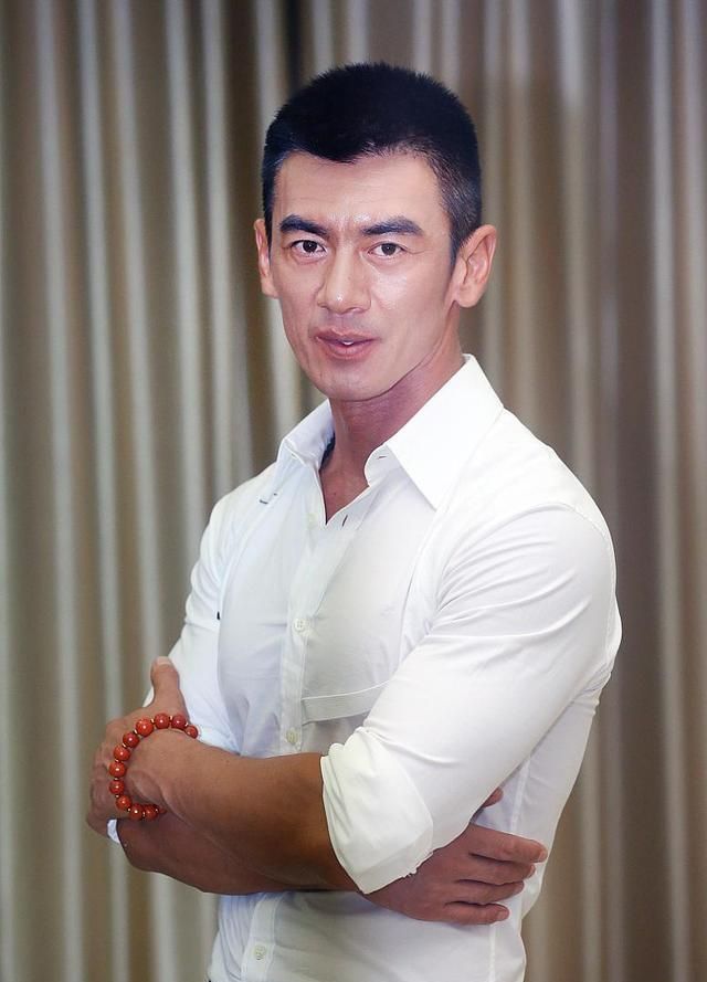 他曾做过郑伊健保镖饰演的角色深入人心50岁仍有8块腹肌