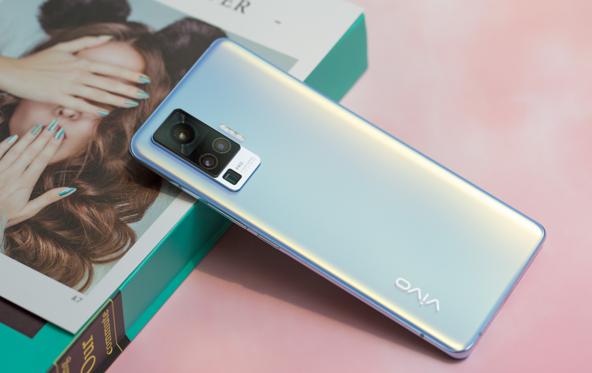 vivox50pro不仅仅是影像实力上的佼佼者在外观设计上也很惊奇