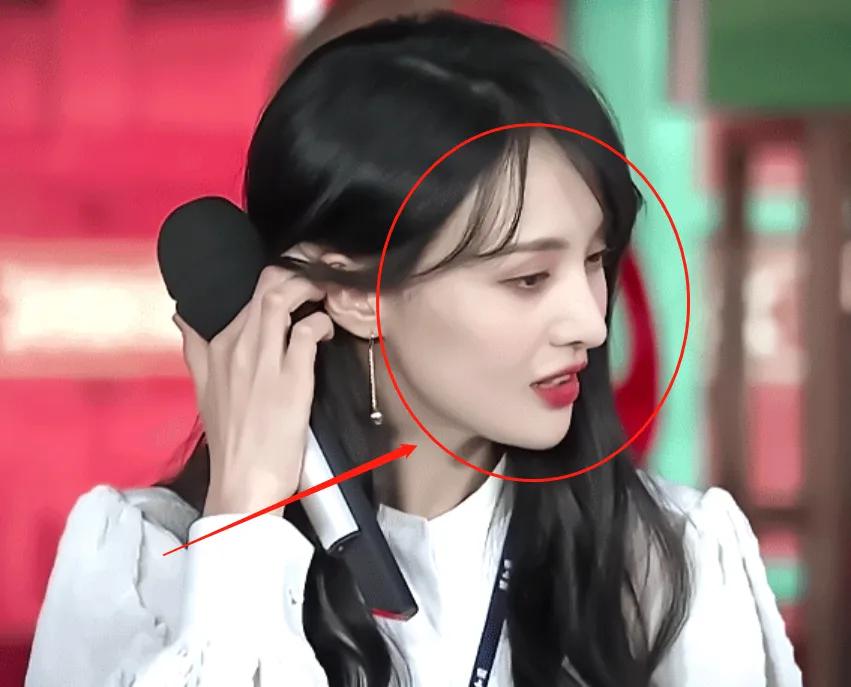 从图上可以看到,郑爽的侧脸看上去非常好看,整个下颚线也是十分优美