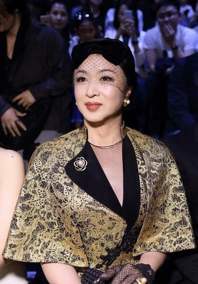 金星真是年纪越大越狂野,金色旗袍雍容华贵,完美身材哪像53岁