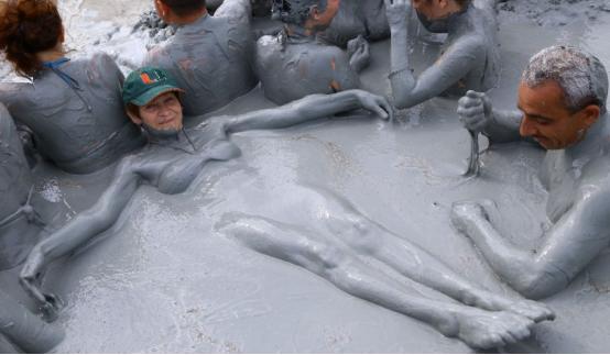 世界最大泥火山,在火山口泡澡是什么感受?游客:感觉变成了佩奇