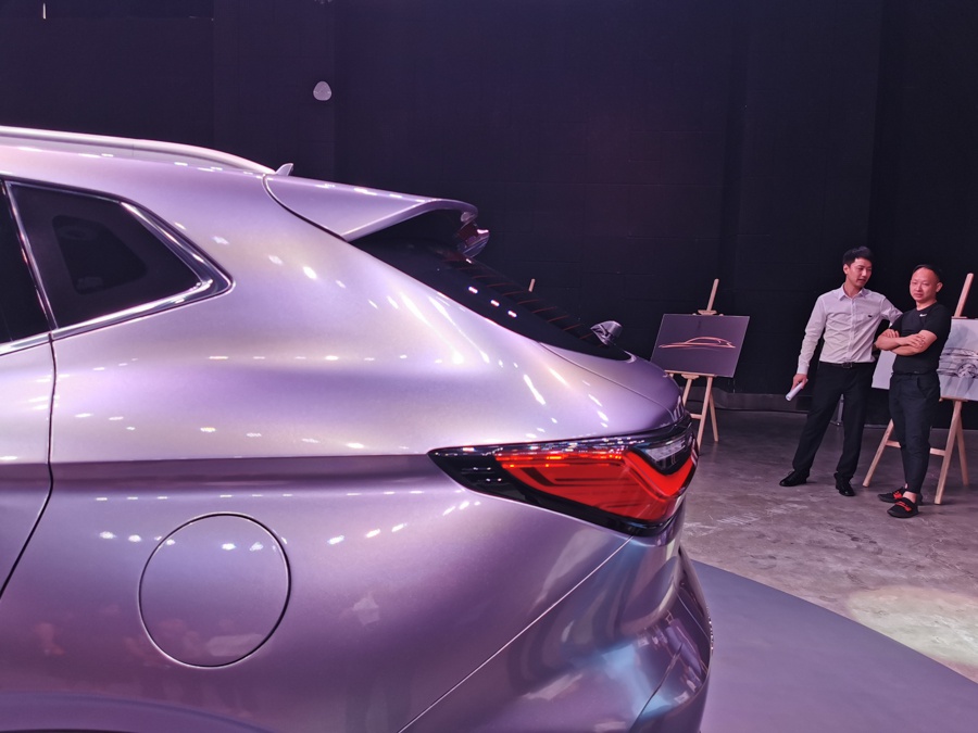 “塑光”做衣，“蓝鲸”入魂，长安欧尚X5要火