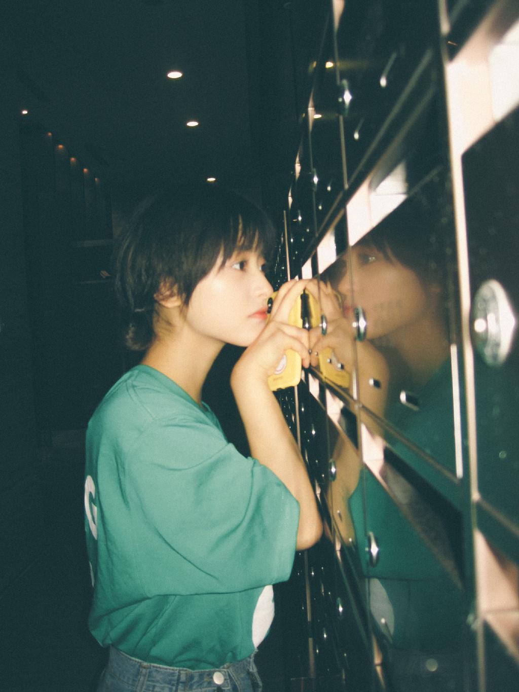 沈月走怀旧风,穿绿色t恤配阔腿短裤,坐衣柜里更显娇小可爱了