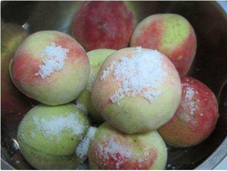 常吃的这3种水果,只用清水冲洗,越洗越脏!第2种正当季,别乱吃