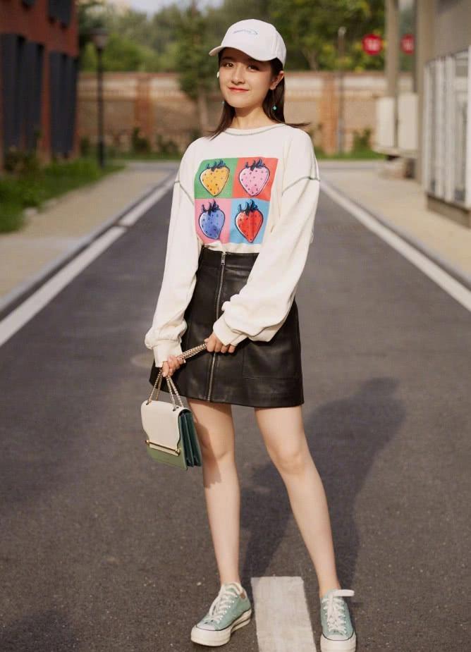 李兰迪为证自己瘦成腿精,故意把长袜穿在牛仔裤上,看着巨显腿长