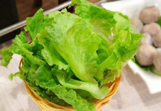 用生菜摆盘,显然有着火锅店的考虑,从表面上看,是为了能使整个的盘子