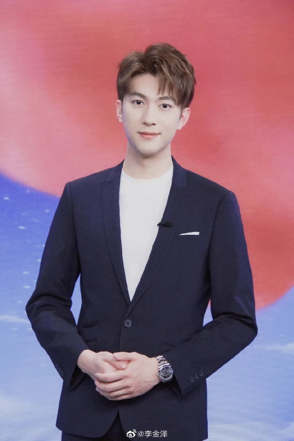 目前在央六主持《中国电影报道》,1995年生人,李金泽,中国传媒大学