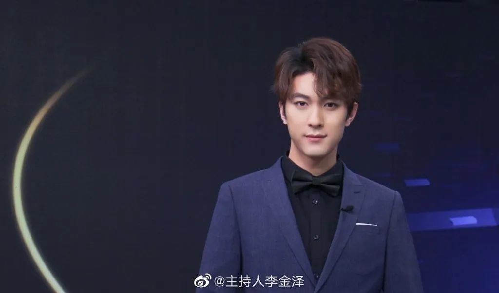 目前在央六主持《中国电影报道》,1995年生人,李金泽,中国传媒大学