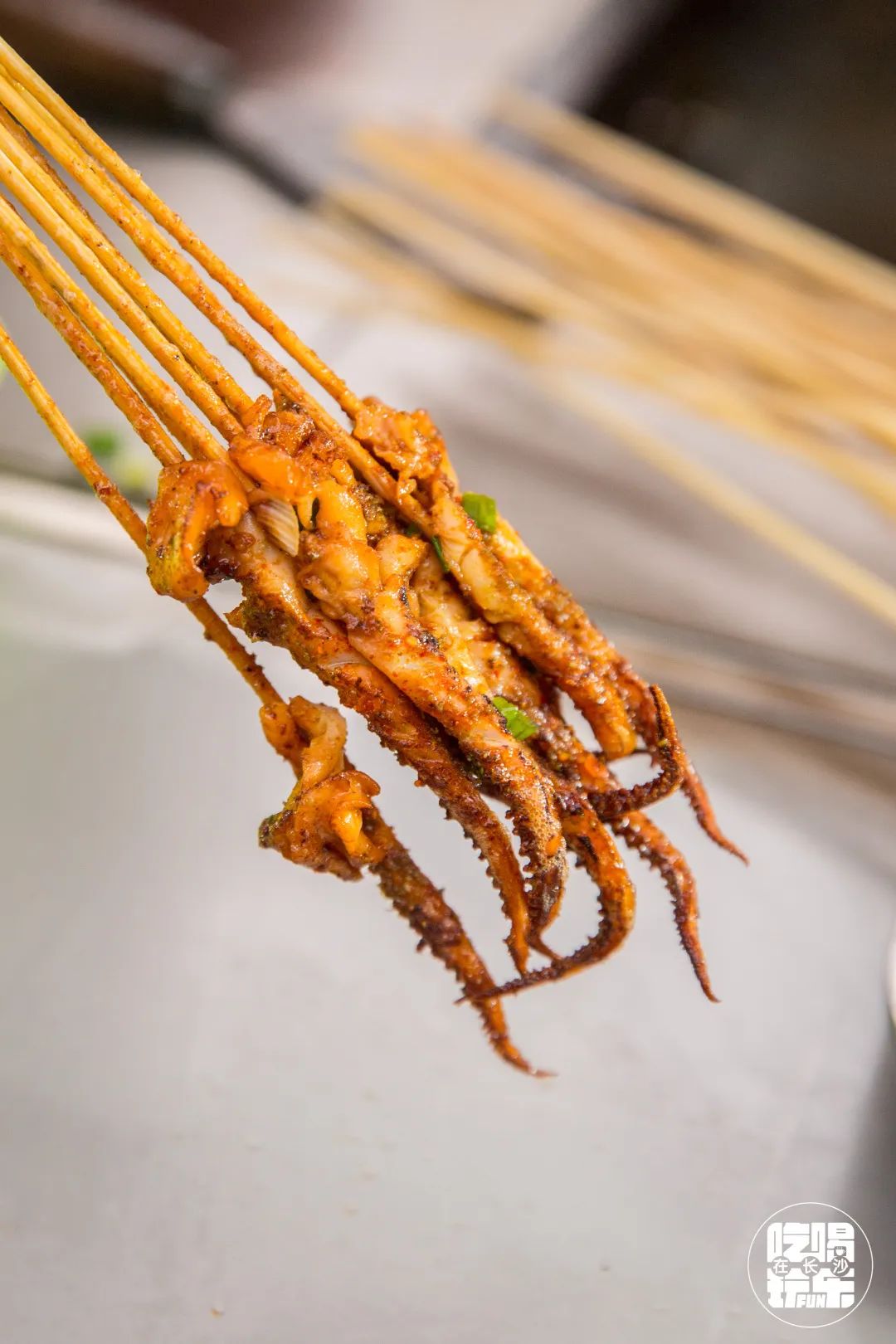 鱿鱼在超高温的铁板上被烤的滋滋作响,香气四溢.