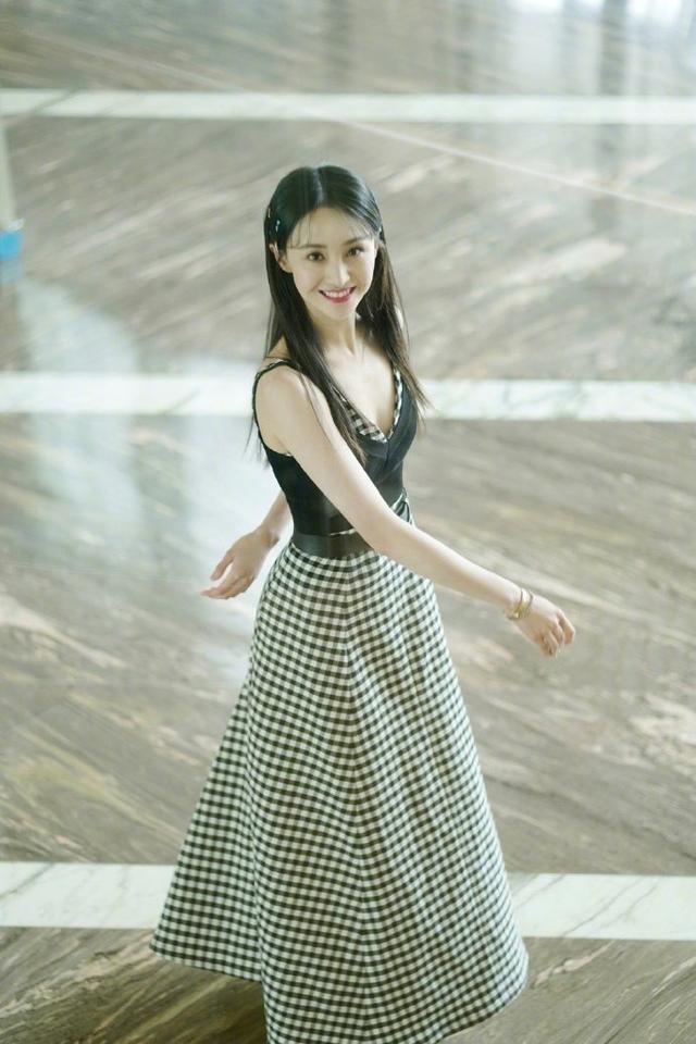 郑爽黑白格子裙深v领微露事业线尽显优雅女王范儿