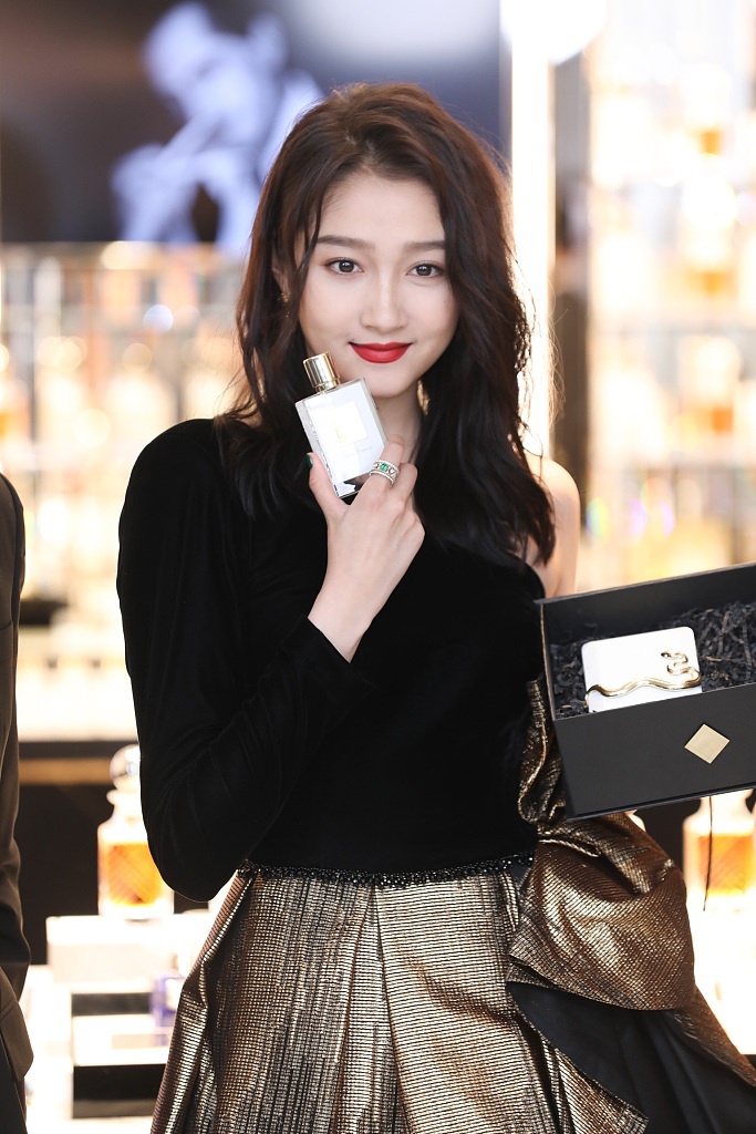 关晓彤穿斜肩花朵裙秀香肩 对镜甜笑摆pose长腿抢镜