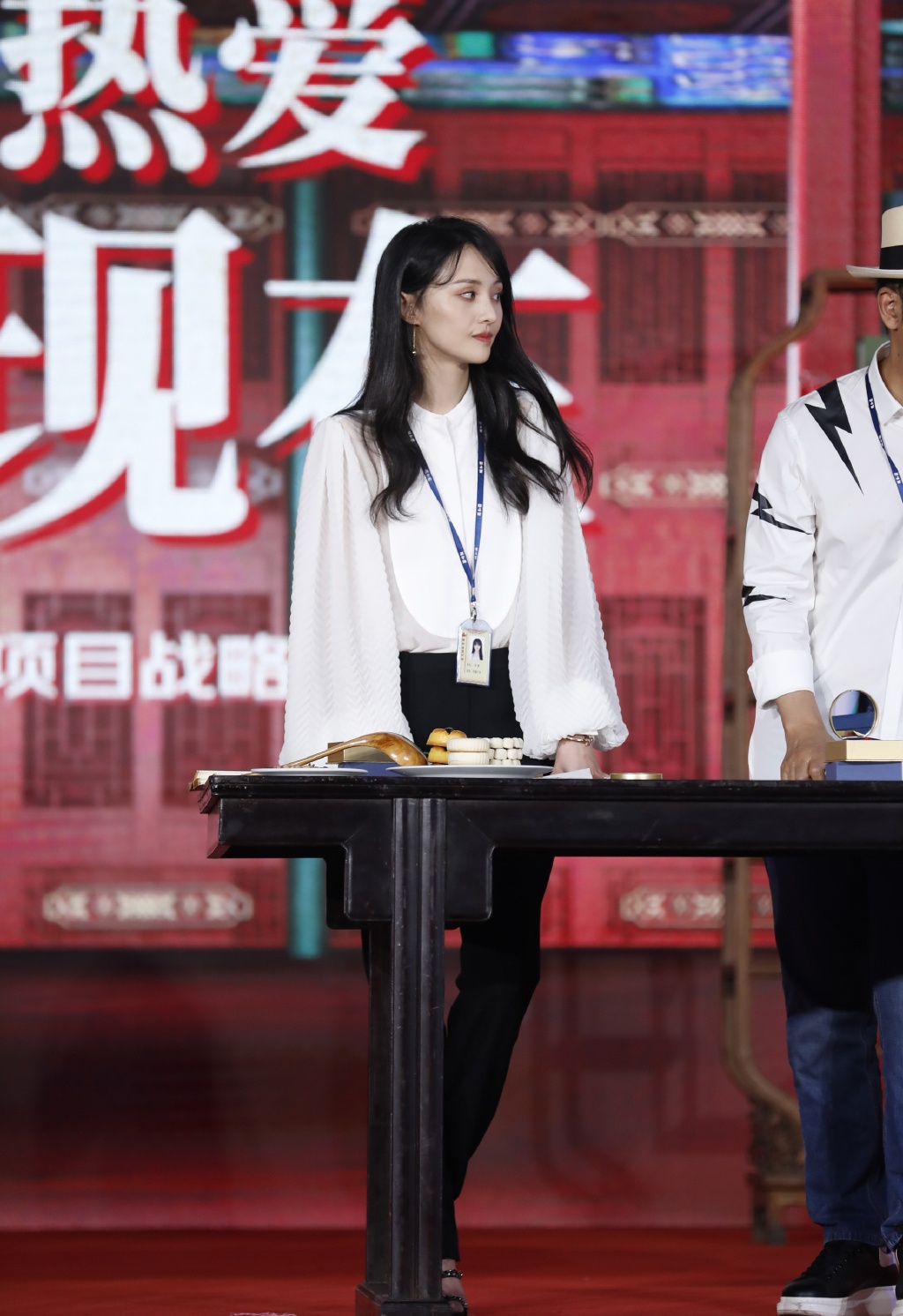 郑爽换种风格更美了,灯笼袖白色衬衫配黑色西装,清纯又干练