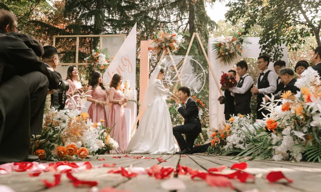 暖黄色的户外婚礼充满希望和温度的色彩温暖又清新