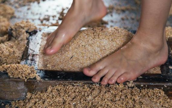 这些用脚"踩"出来的食物,先别急着嫌弃,你至少吃过2种