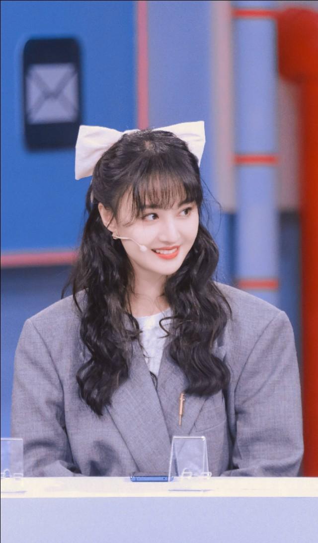 郑爽羊毛卷配大蝴蝶结,西装大的不合身,果然颜值高穿什么都好看