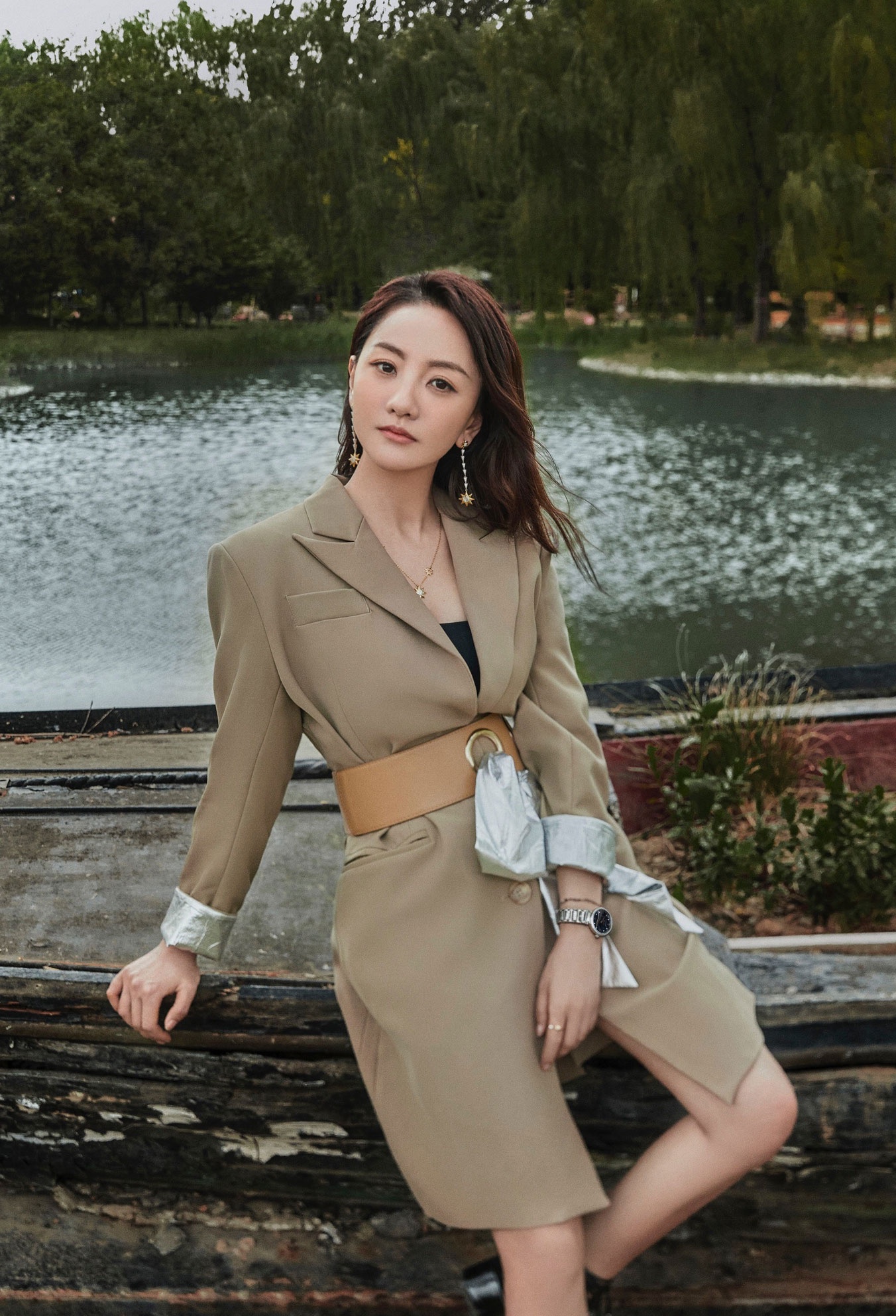 杨蓉不红真没道理穿v领彩虹裙出镜看窈窕身材一点不像39岁